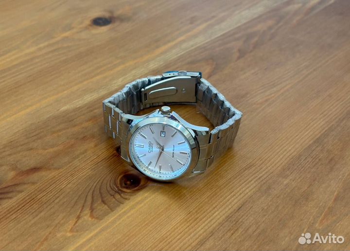 Наручные часы Casio Quartz (в стиле old money)