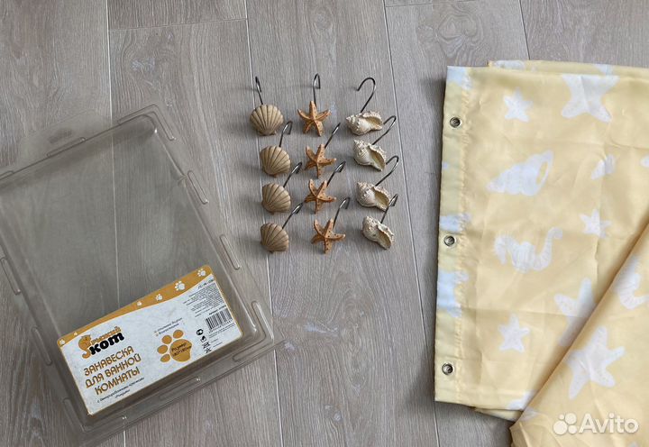 Штора для ванной с декорированными крючками