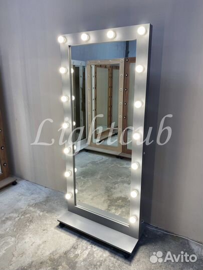 Напольное зеркало