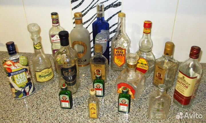 Пустые бутылки из - под напитков