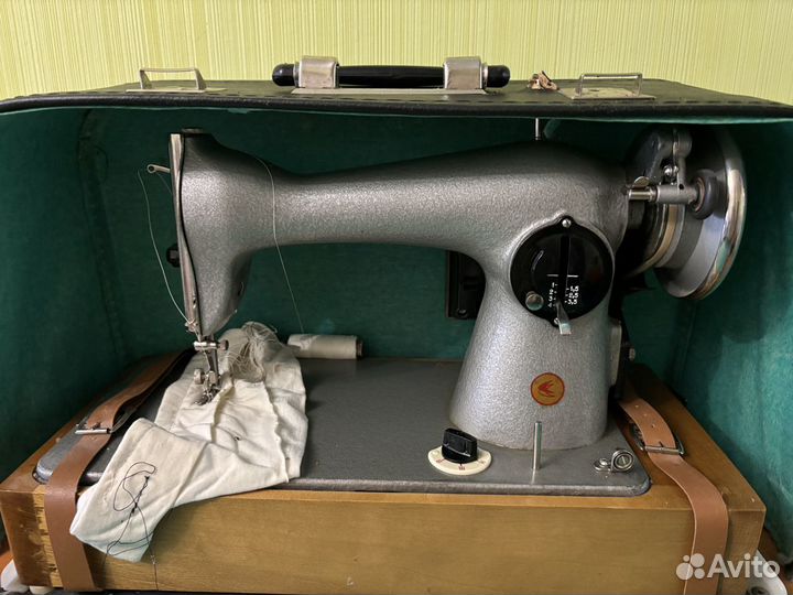 Подольская швейная машинка с ножным приводом
