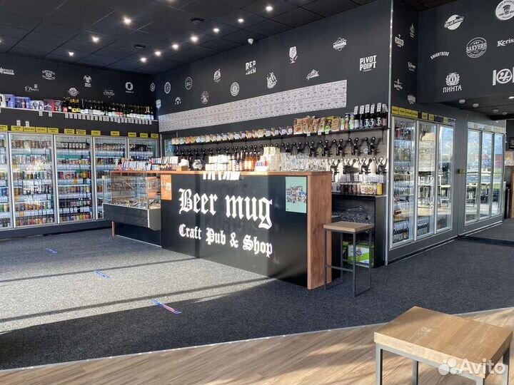 Продавец крафтового пива в магазин-бар