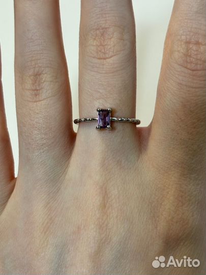Кольцо тонкое с фиолетовым камнем