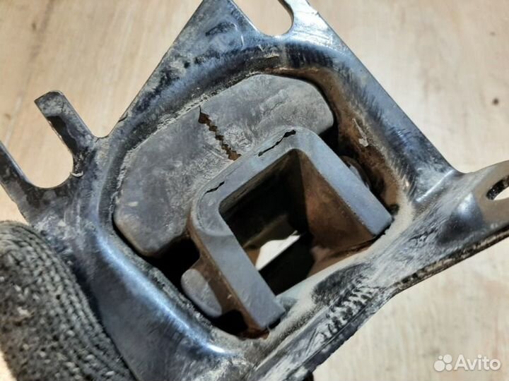 Опора двигателя левая Renault Logan 2 sedan 1.6