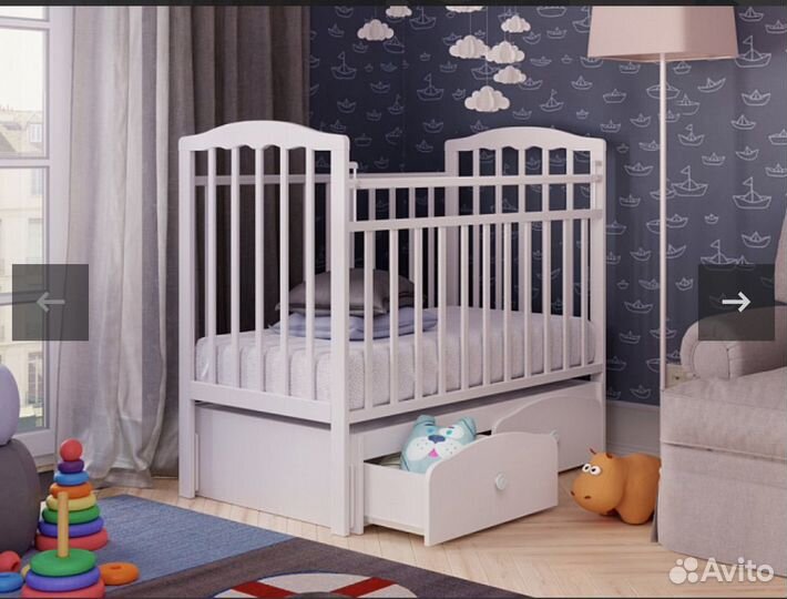 Детская кроватка с маятником и матрасом