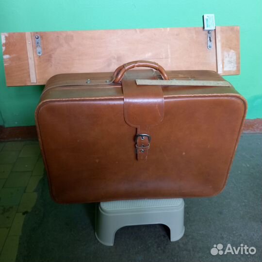 Вешалка в прихожую или баньку и чемодан