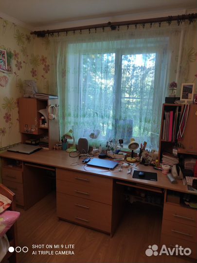 Рабочее место у окна для двух школьников