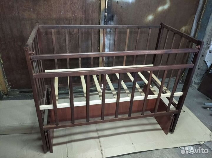 Детская кроватка с маятником