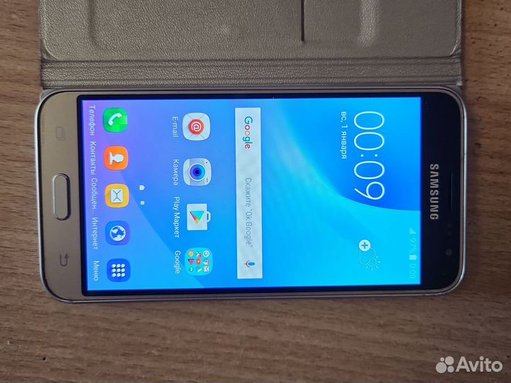 Телефон Samsung galaxy j3