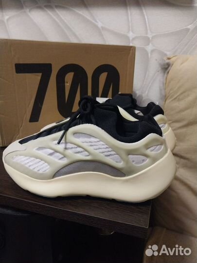 Кроссовки adidas yeezy boost 700 v3