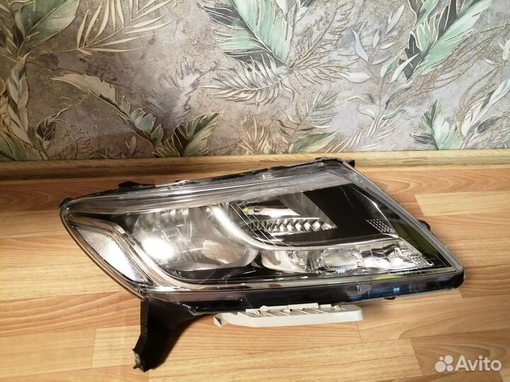 Фара правая Nissan Pathfinder