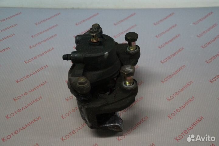 Nissan 41011-AU001 Суппорт тормозной левый