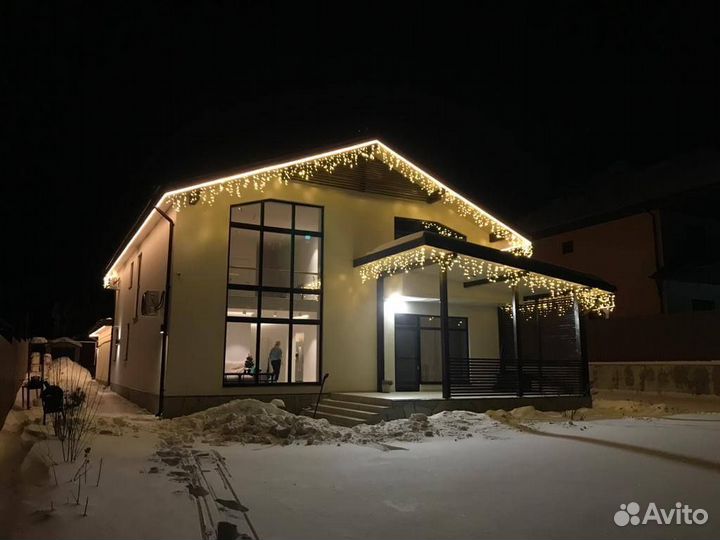 Украшение дома гирляндой, контурная подсветка