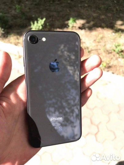 Телефон iPhone 8