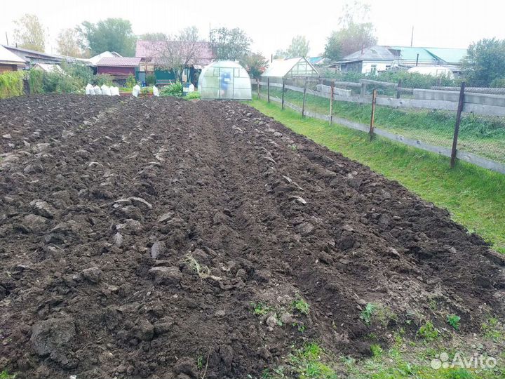 Осенняя вспашка земли плугом