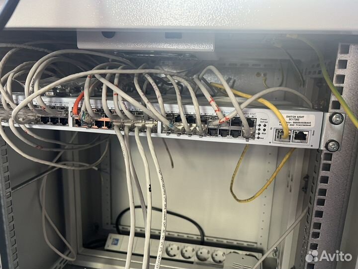Серверный шкаф и коммутатор