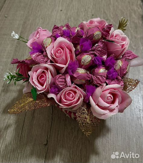 Сладкий букет из конфет и мыльных роз