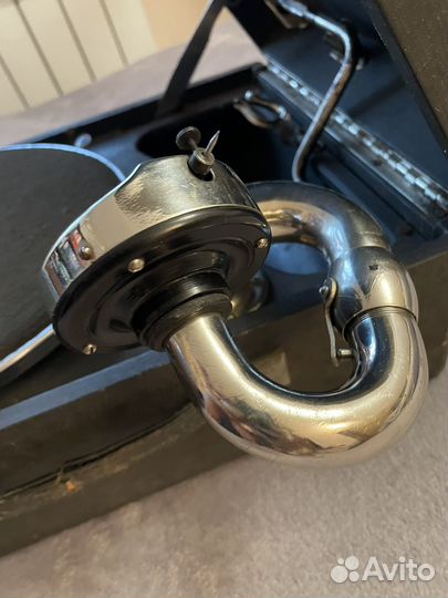 Патефон старинный работающий с пластинками