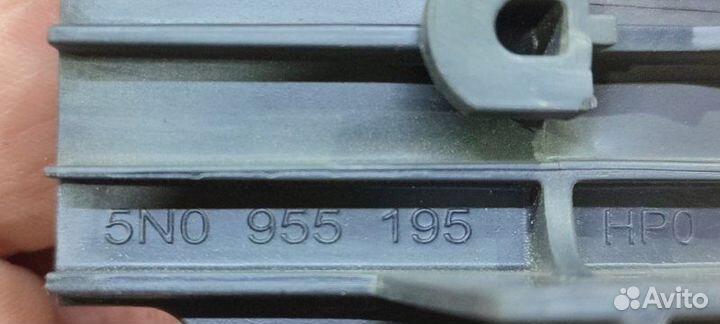 Кронштейн трубки бачка омывателя Volkswagen Tiguan