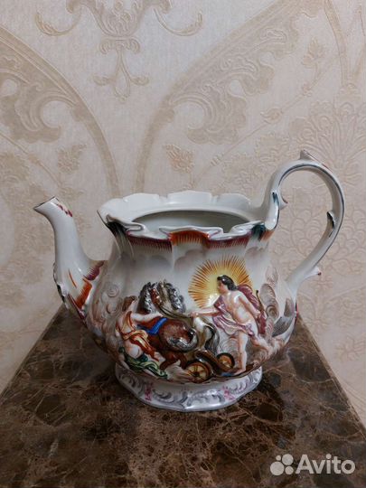 Шикарный чайник Каподимонте горельефы-живопись