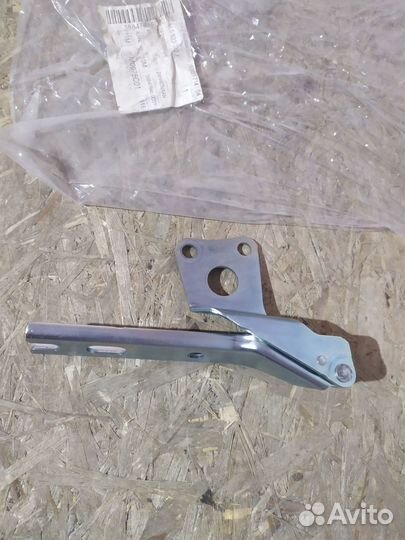 Петля капота Skoda Yeti 2009-2018