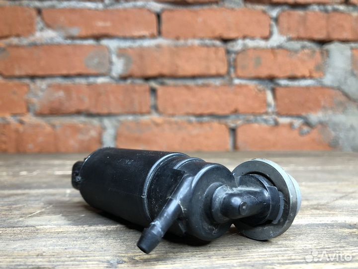 Насос омывателя лобового стекла Toyota Avensis