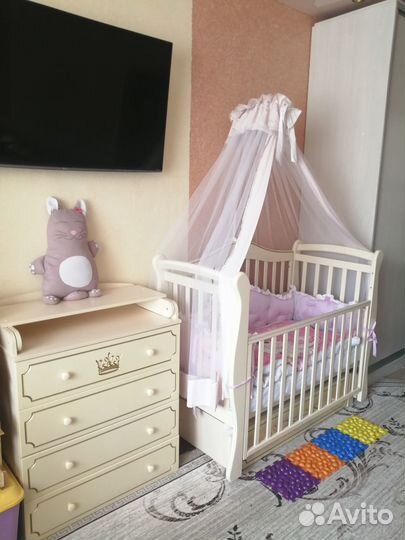 Детская кровать с маятником и комодом