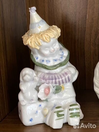 Фарфоровый клоун с собакой