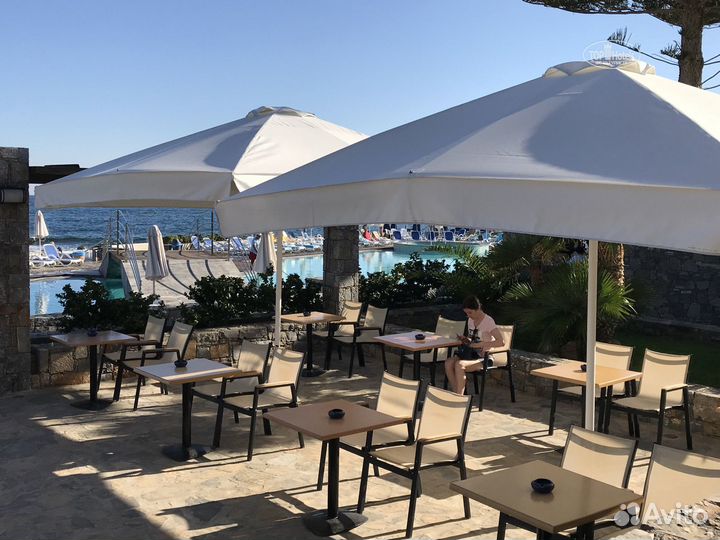 Зонт уличный центральный для кафе 3х3 в наличии