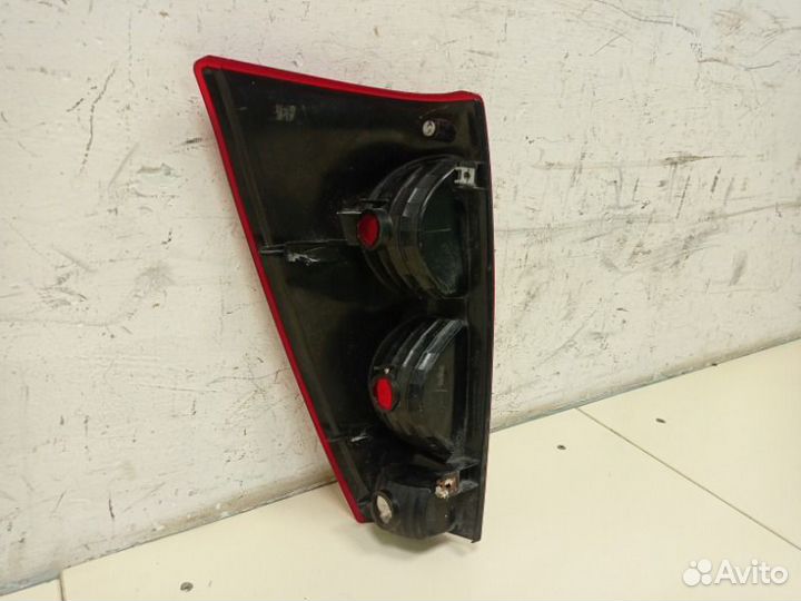 Фонарь задний правый Chevrolet Avalanche 2004