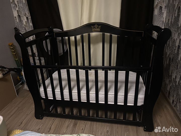 Детская кроватка с маятником