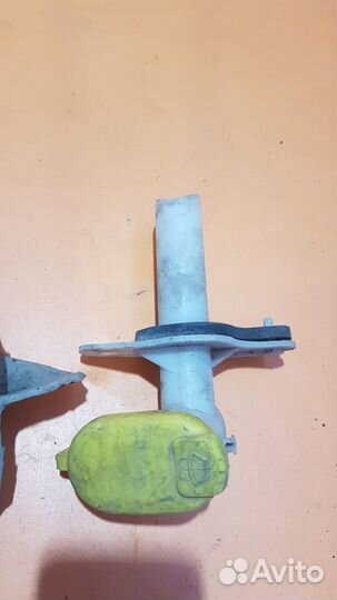 Бачок омывателя на Renault Scenic