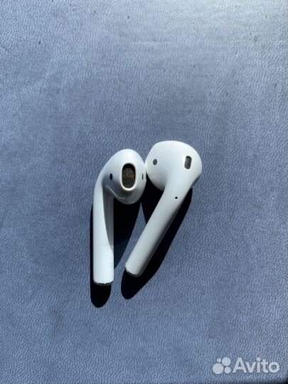Apple AirPods 2 with Wireless Charging Case