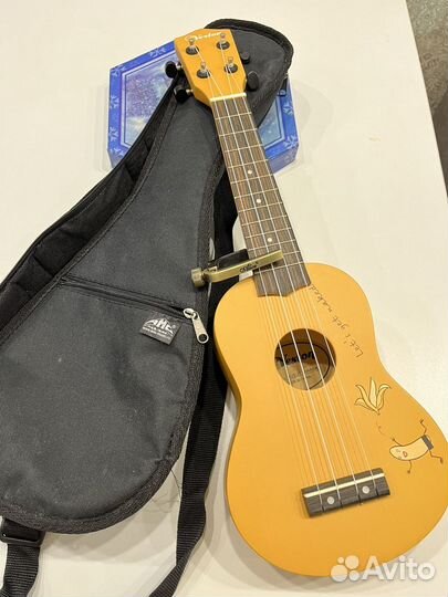 Укулеле с чехлом и каподастром