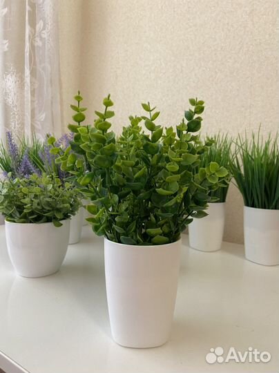 Искусственное растение в кашпо