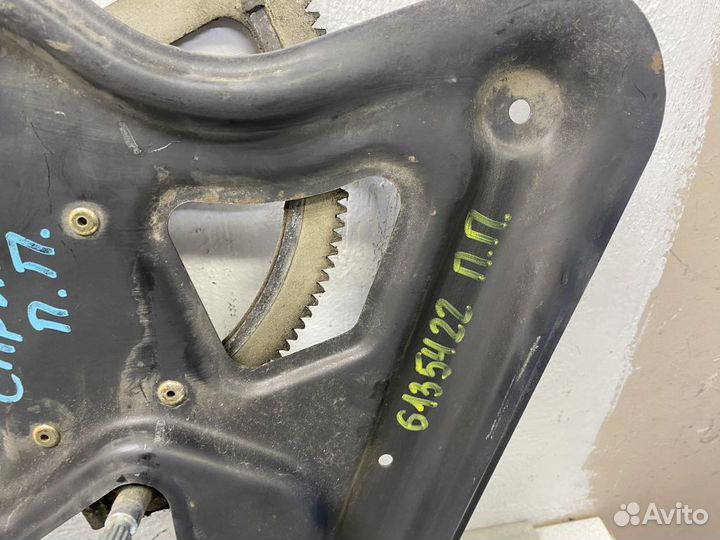 Стеклоподъемник механический передний правый