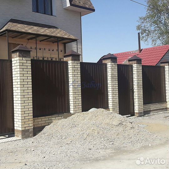 Забор из кирпича и профнастила в Мамадыше