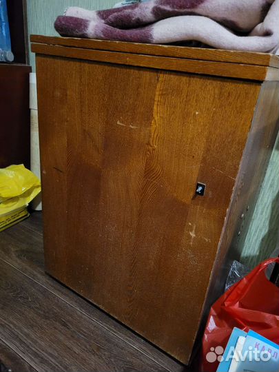 Швейная машинка на тумбе бу