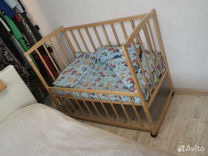 Детская кроватка с матрасом одеялом и подушкой