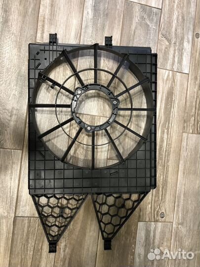 Оригинальный кожух вентилятора VAG