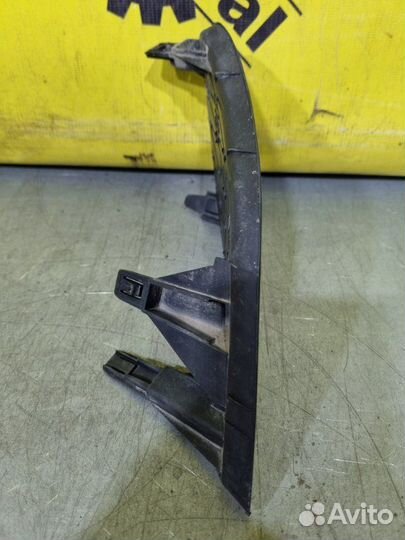 Решетка в бампер передняя левая Toyota Corolla