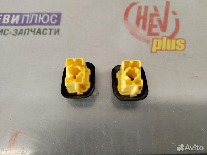 Фиксатор фонаря заднего, правый Cadillac Escalade