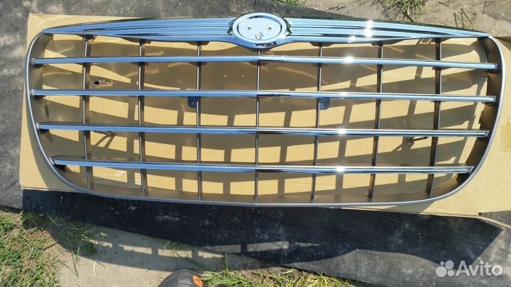 Решетка радиатора Крайслер Себринг 03-05 год