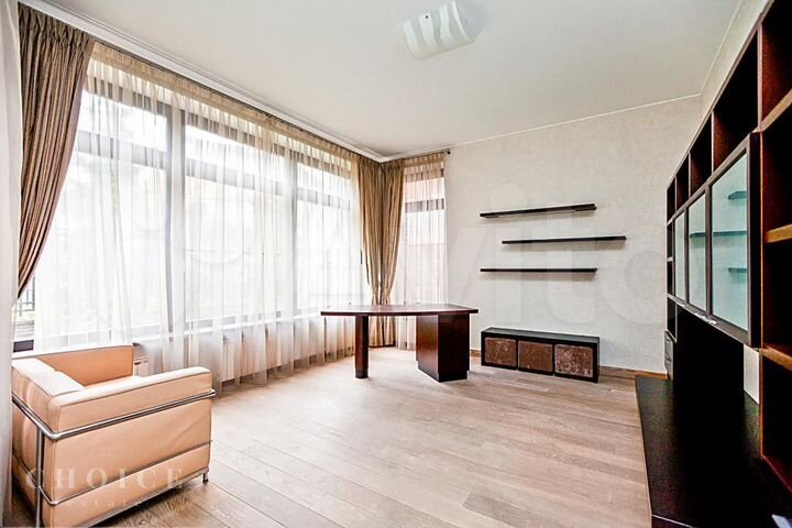 Коттедж 470 м² на участке 9 сот.