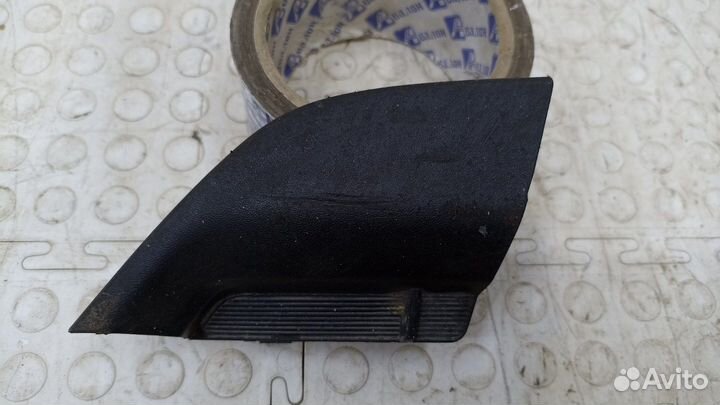 Заглушка буксировочного крюка передняя правая