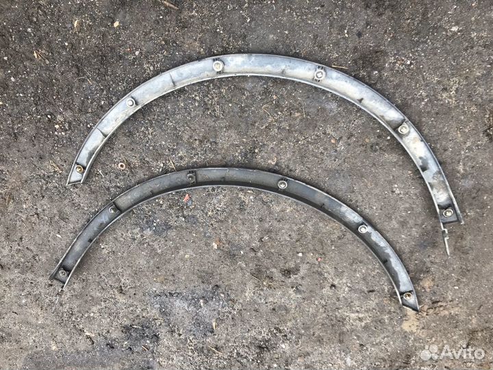 Subaru Tribeca накладка крыла задняя