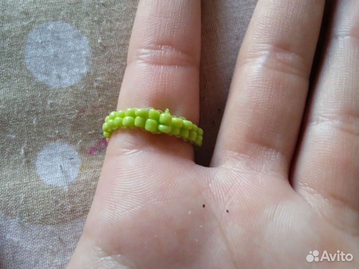 Кольцо в форме лягушка из бисера