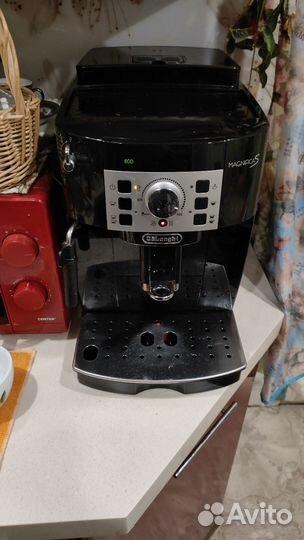 Кофемашина Delonghi magnifica s