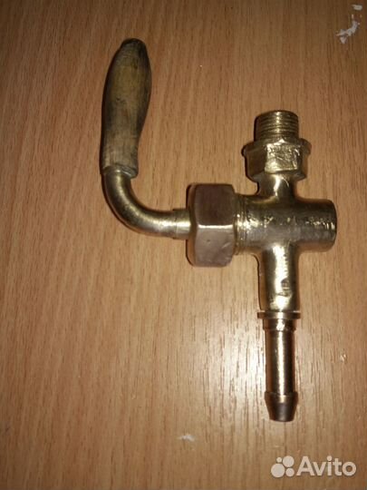 Старинный бронзовый кран. Рабочий