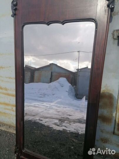 Старинное настенное зеркало